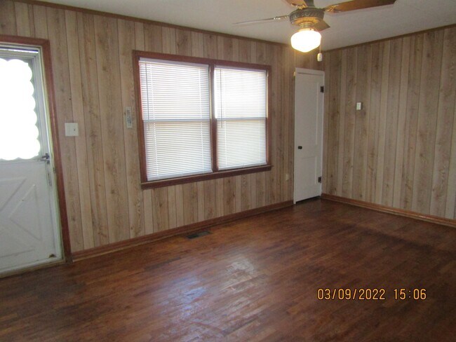 Foto del edificio - centrally located, pets negotiable with ow...