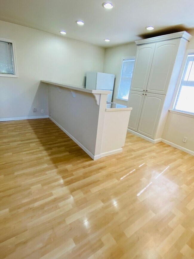 Foto del edificio - One Bedroom Cottage Style Home in Central Everett