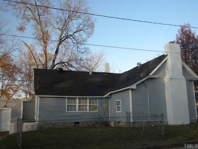 Building Photo - Cute, 2 Bedroom Bungalow in historic East ...
