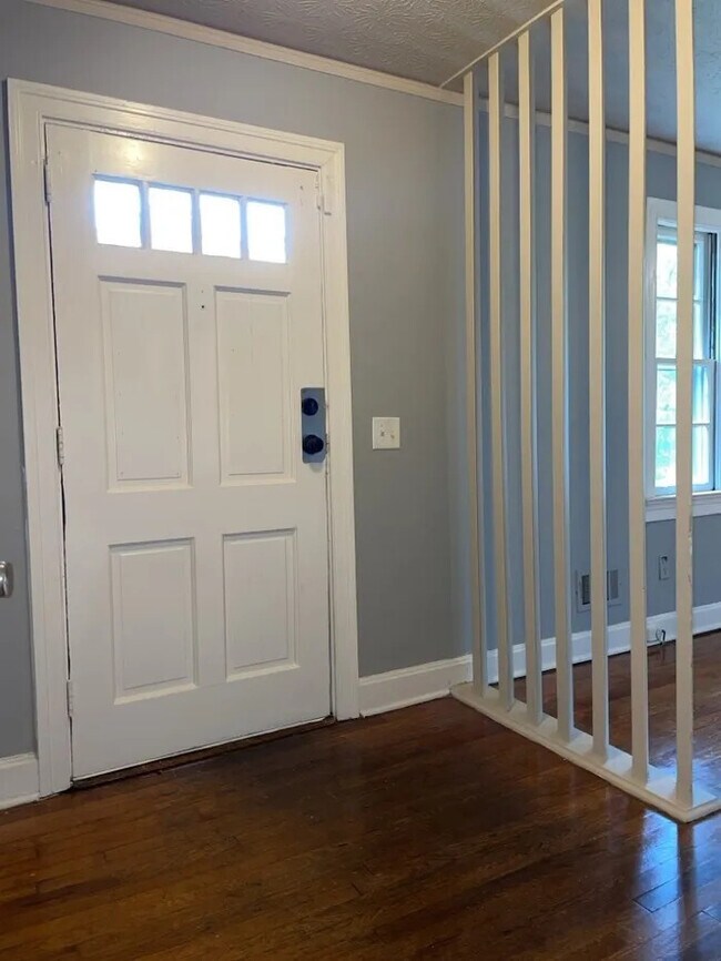 Building Photo - 3 Bedroom 2 Bathroom