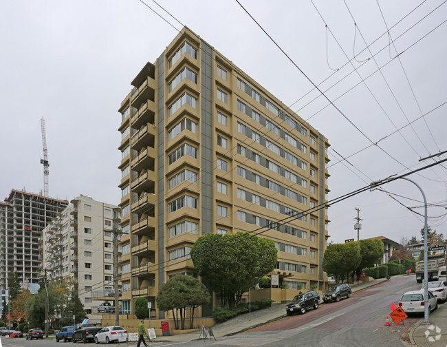 Photo du bâtiment - Crown Towers Apartments