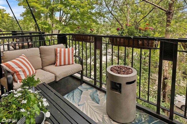 Foto del edificio - 1740 N Maplewood Ave