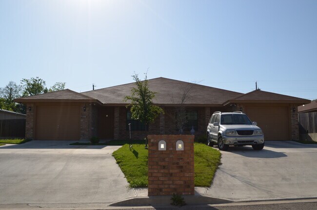 Building Photo - 903 McClure