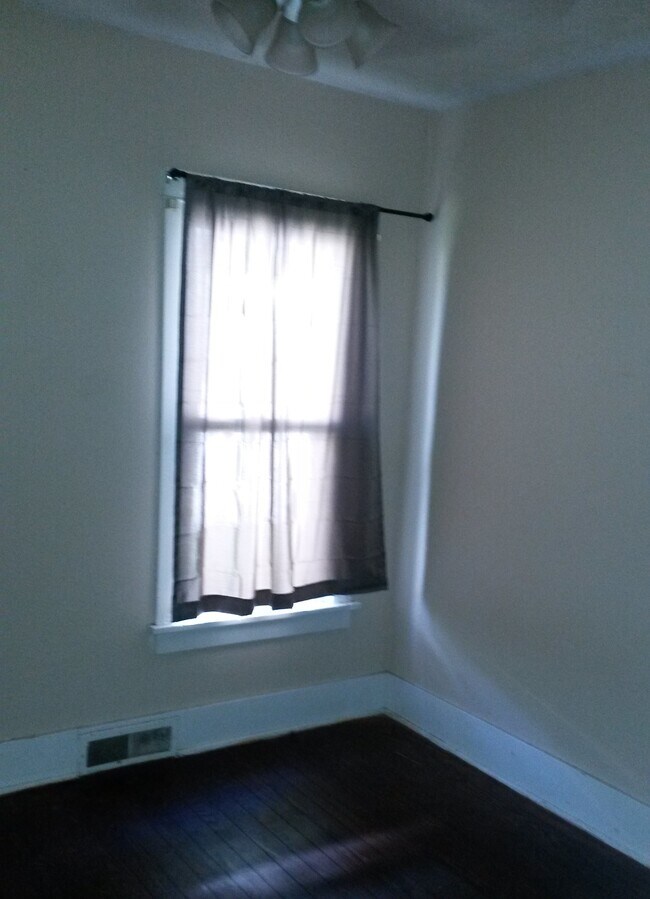 Foto del edificio - 1025 E 10th St