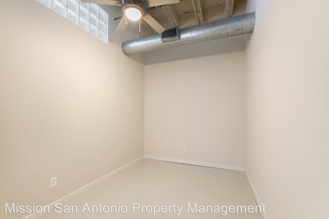 Building Photo - 1331 S Flores St