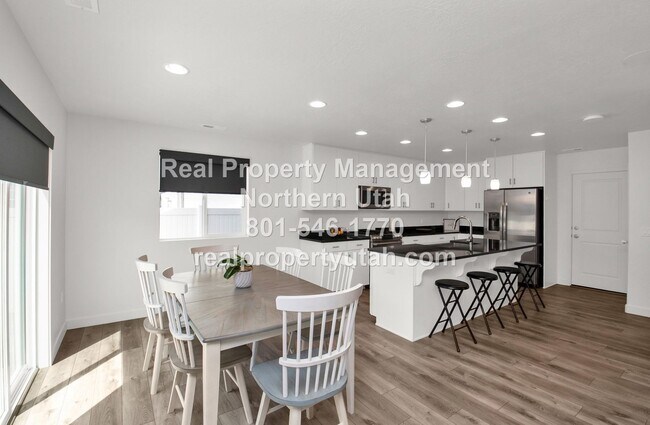 Foto del edificio - Beautiful 3 bedroom home in Syracuse Comin...