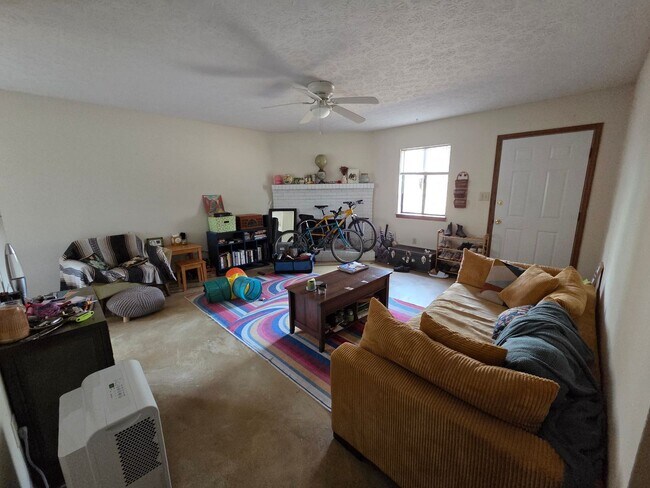 Foto del edificio - 2 bed 1 bath duplex on Barber St.