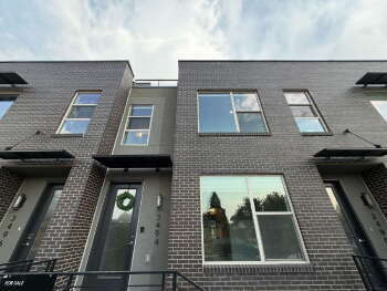 Foto del edificio - 2-Bed/2.5 Bath Townhouse with 2 car garage! Upper level deck with views!