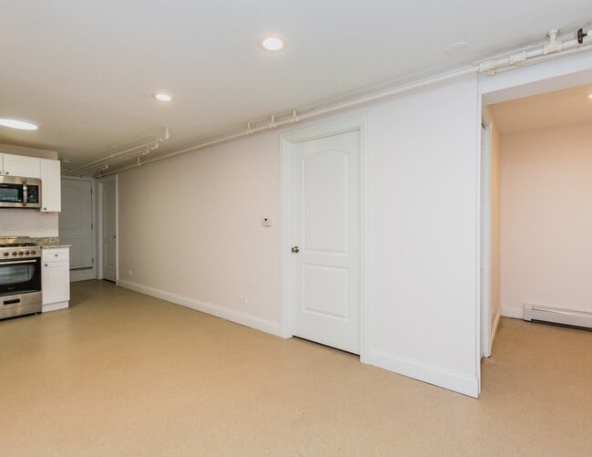 Building Photo - 906 S Loomis St