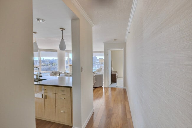 Photo du bâtiment - 1033 Marinaside Crescent