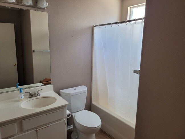 Foto del edificio - great charming house * virtual tour soon * by appointment only * quiet neighborhood