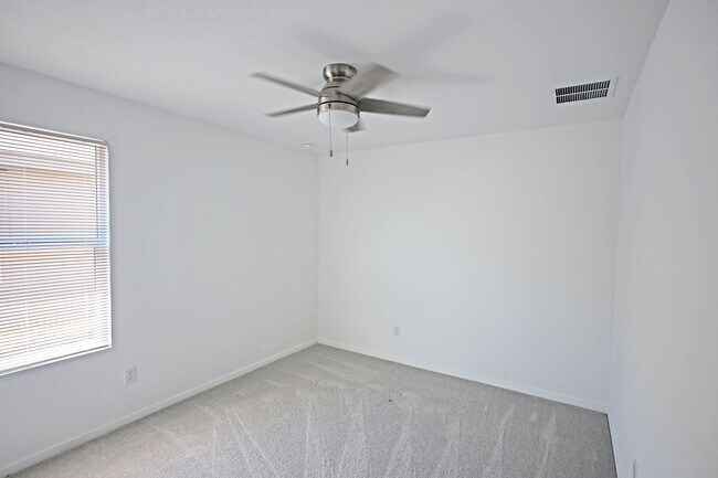 Building Photo - 2407 Shady Grv
