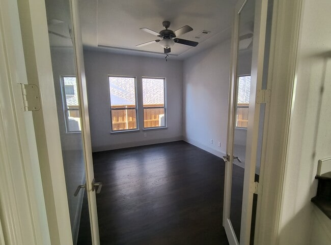 Foto del edificio - 962 Thoroughbred Ave