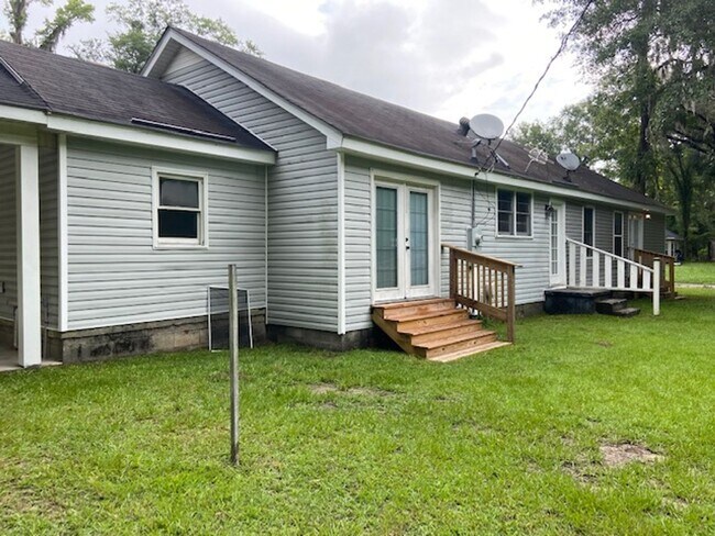 Building Photo - Midway Home Offering lots of space!!