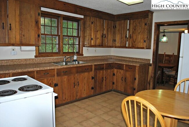 Building Photo - 1092 Hartzog Ford Rd