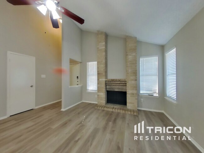 Foto del edificio - 3107 Lucida Ln