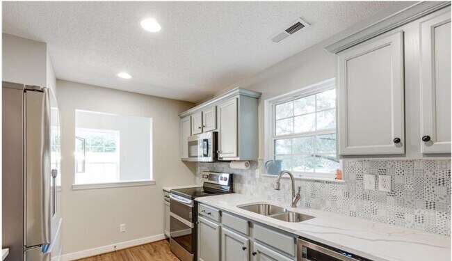 Building Photo - 4726 Twin Hickory Lake Dr