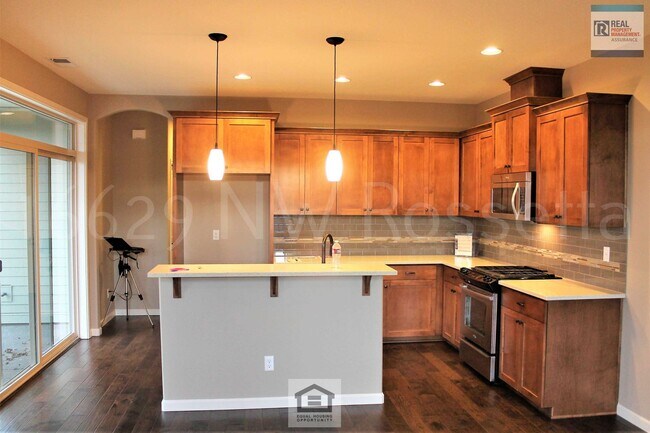 Foto del edificio - Beautiful 3 BR/2.5 BA Home in Desirable Bethany Neighborhood