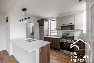 Building Photo - 4410 N Greenview Ave