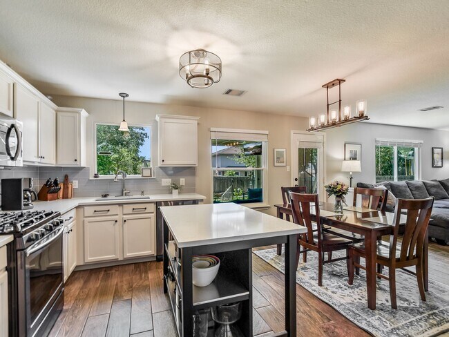 Building Photo - 1021 Doras Dr