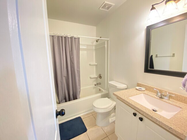 Foto del edificio - 5515 Laurel Grove Ln