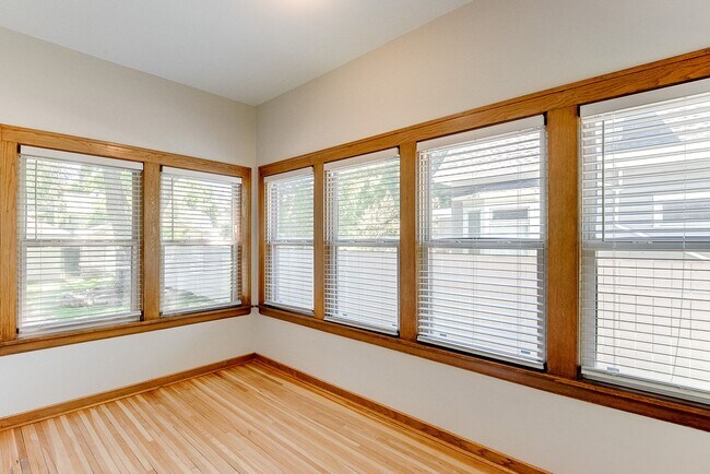 Foto del edificio - Recently Renovated 4-Bed Close to Macalester, St Thomas, Concordia & St Kate's!