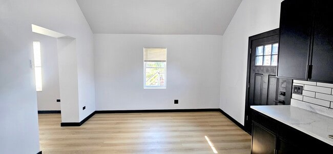 Foto del edificio - 1833 W 21st St