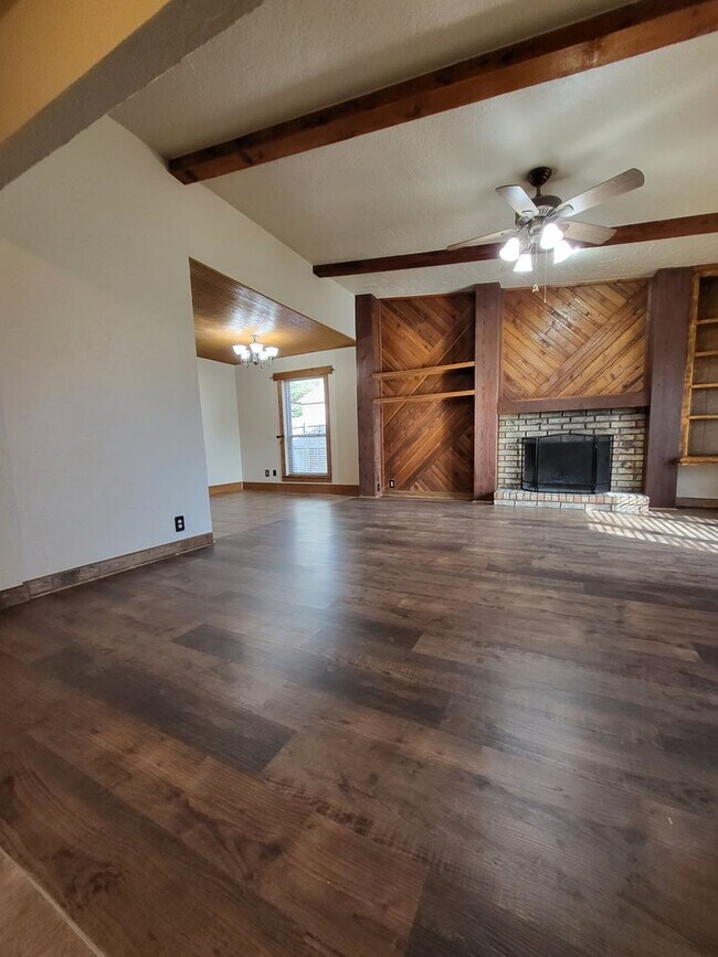 Building Photo - (3) Bed/(2) Bath w/ Updates in Kitchen and...