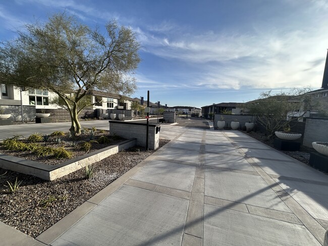 Building Photo - 2121 W Sonoran Desert Dr