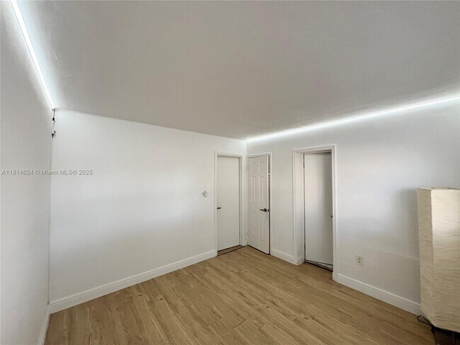 Foto del edificio - 421 NE 68th St