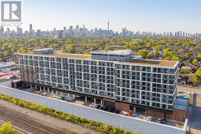 Building Photo - 858 Dupont St