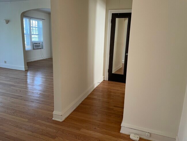 Building Photo - 828 Elmwood Ave