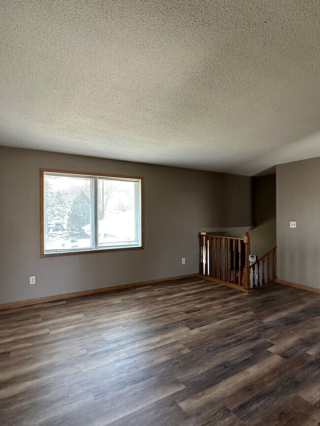 Foto del edificio - NE House for Rent 4 bedroom 2 full bathroom fenced in yard 2 Car attached garage.