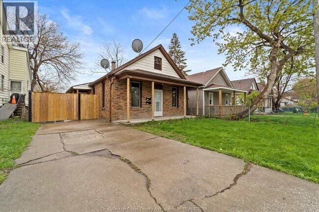 Building Photo - 773 Assumption St