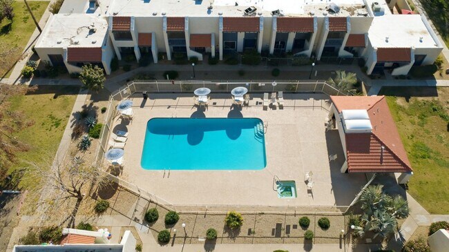 Foto del edificio - Beautiful 3-Bedroom Townhome in Northern Manor West