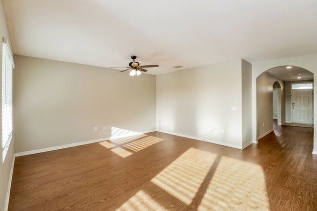 Building Photo - 586 Hartford Heights St