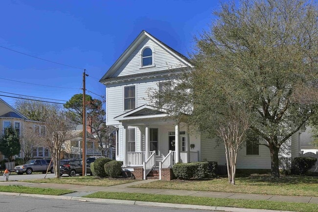 Building Photo - Historical Register Century Home- Ready Jan 2026