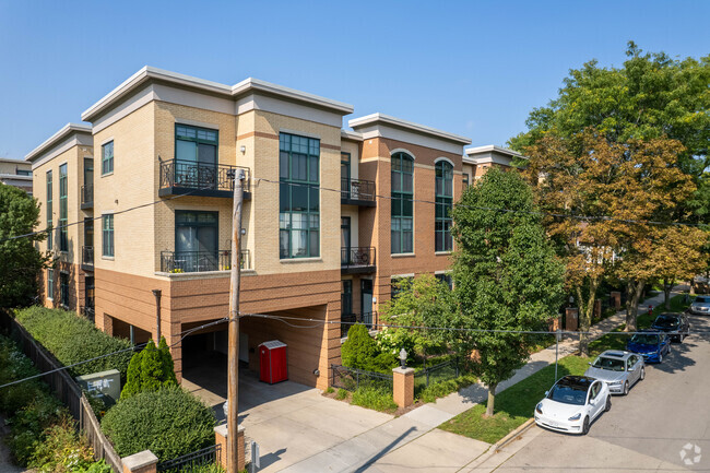 Building Photo - Bedford Court