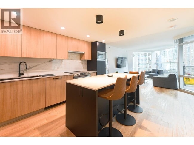 Building Photo - 1050 Burrard St