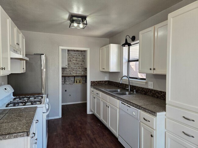 Building Photo - Pet Friendly Three Bedroom Home **Move In ...