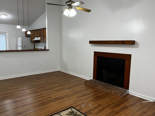 Foto del edificio - This Duplex is All About Location Location Location!