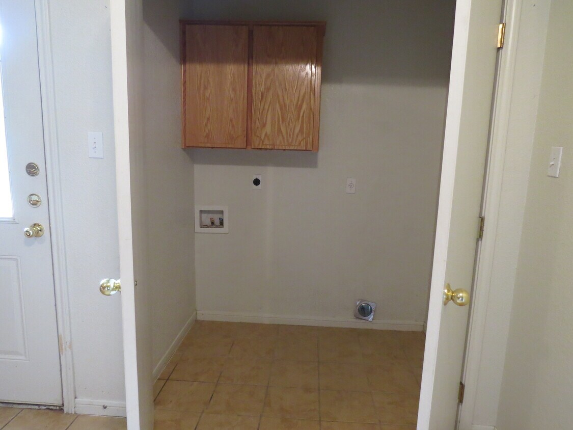 Washer / Dryer Connections - 1408 Natchez Trail