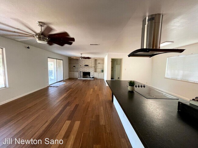 Building Photo - 3 br, 1.5 bath House - 6124 N Ninth Street