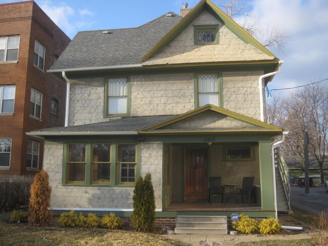 Interesante casa histórica con mucho carácter. - 2415 Cottage Grove Ave