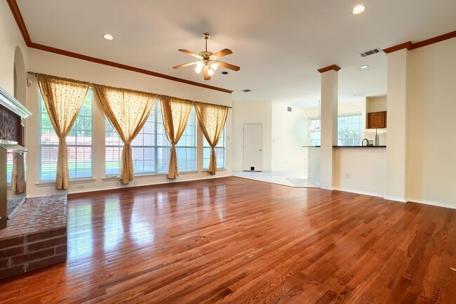Building Photo - Stunning 5-Bedroom, 3-Bath Home with Over ...