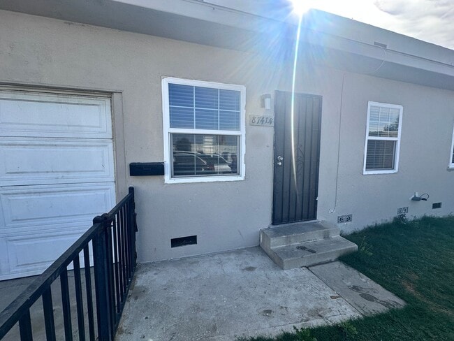 Foto del edificio - 8739-8743 Firestone Blvd