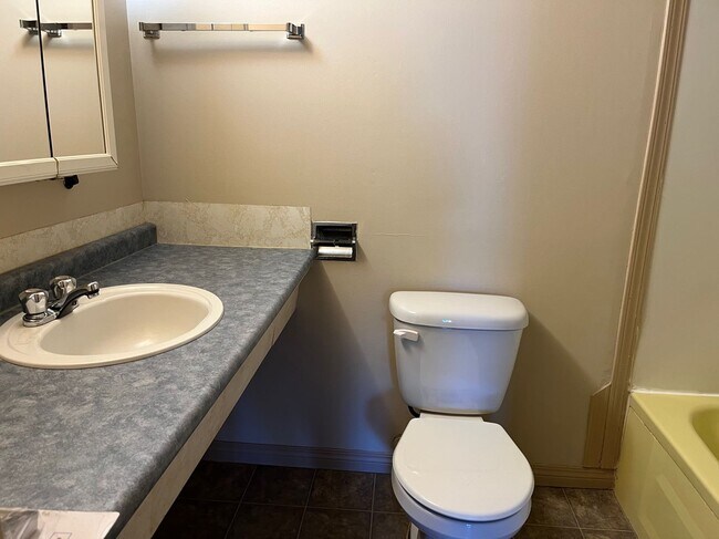 Photo du bâtiment - 1 Bed 1 Bath Unit in Red Deer, AB