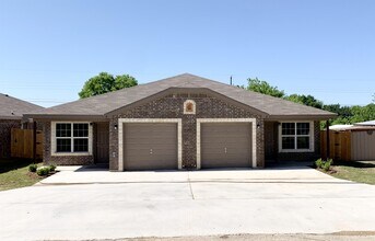 Building Photo - 922 Maplewood Dr