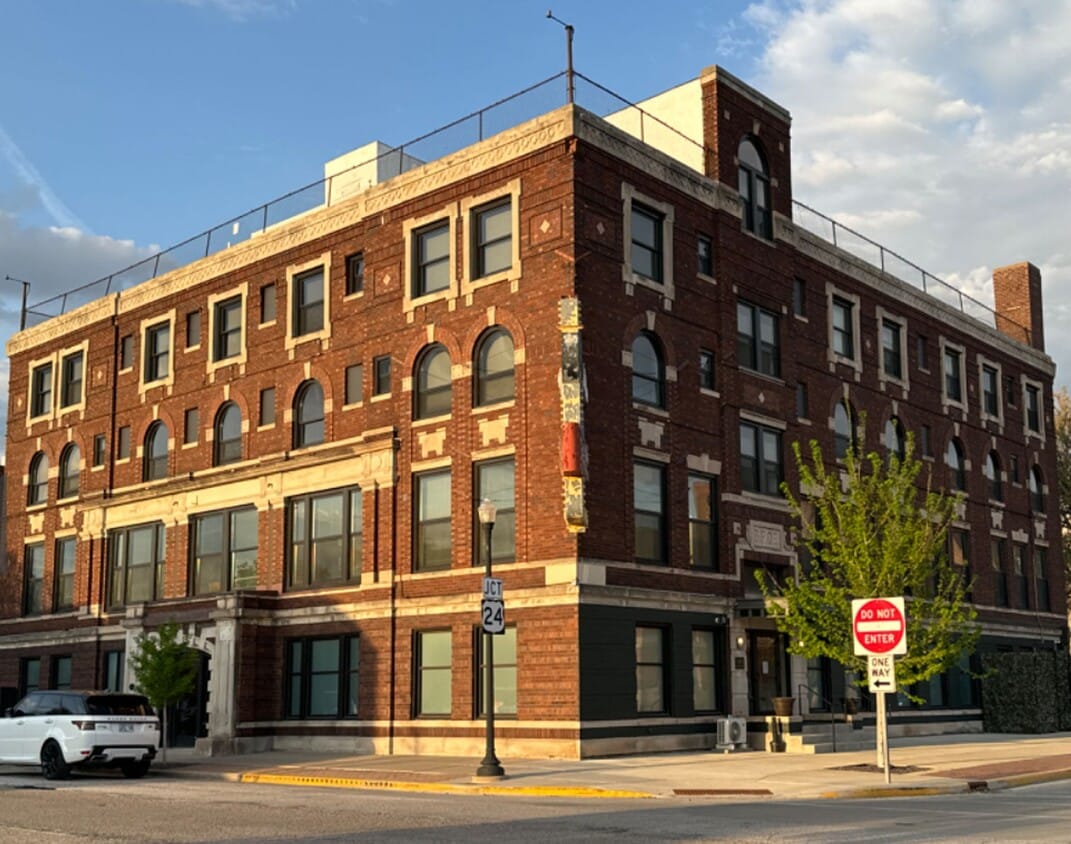 Primary Photo - Spacious Rooftop Studio Efficiency with Ga...