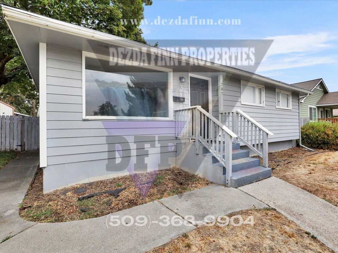 Primary Photo - 5 Bed, 2 Bath Home Conveniently Located in...